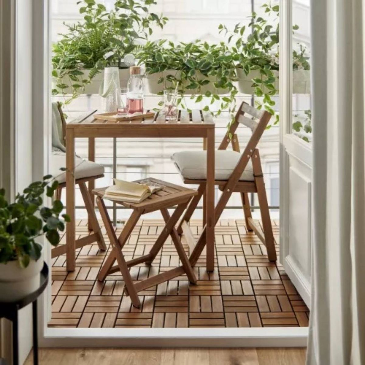 Terraza con suelo de acacia.