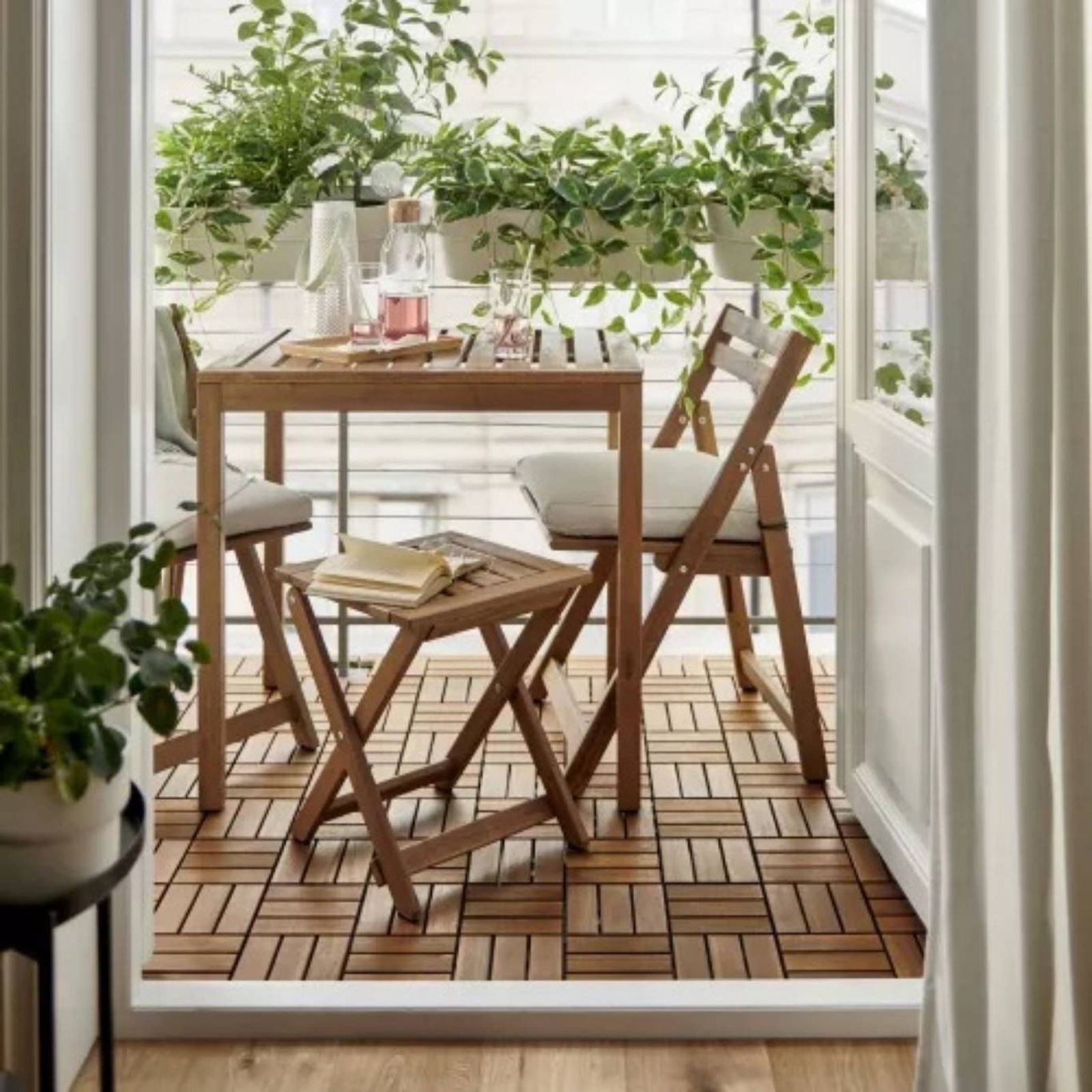 Terraza con suelo de acacia. Terraza con suelo de acacia.