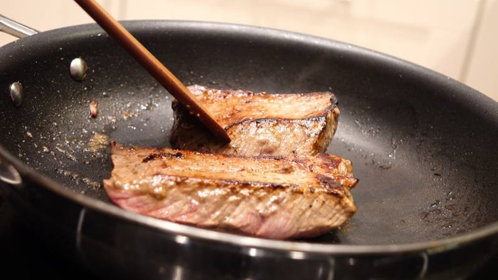 Uno de los momentos clave a la hora de cocinar un filete es el de sazonarlo. Uno de los momentos clave a la hora de cocinar un filete es el de sazonarlo.