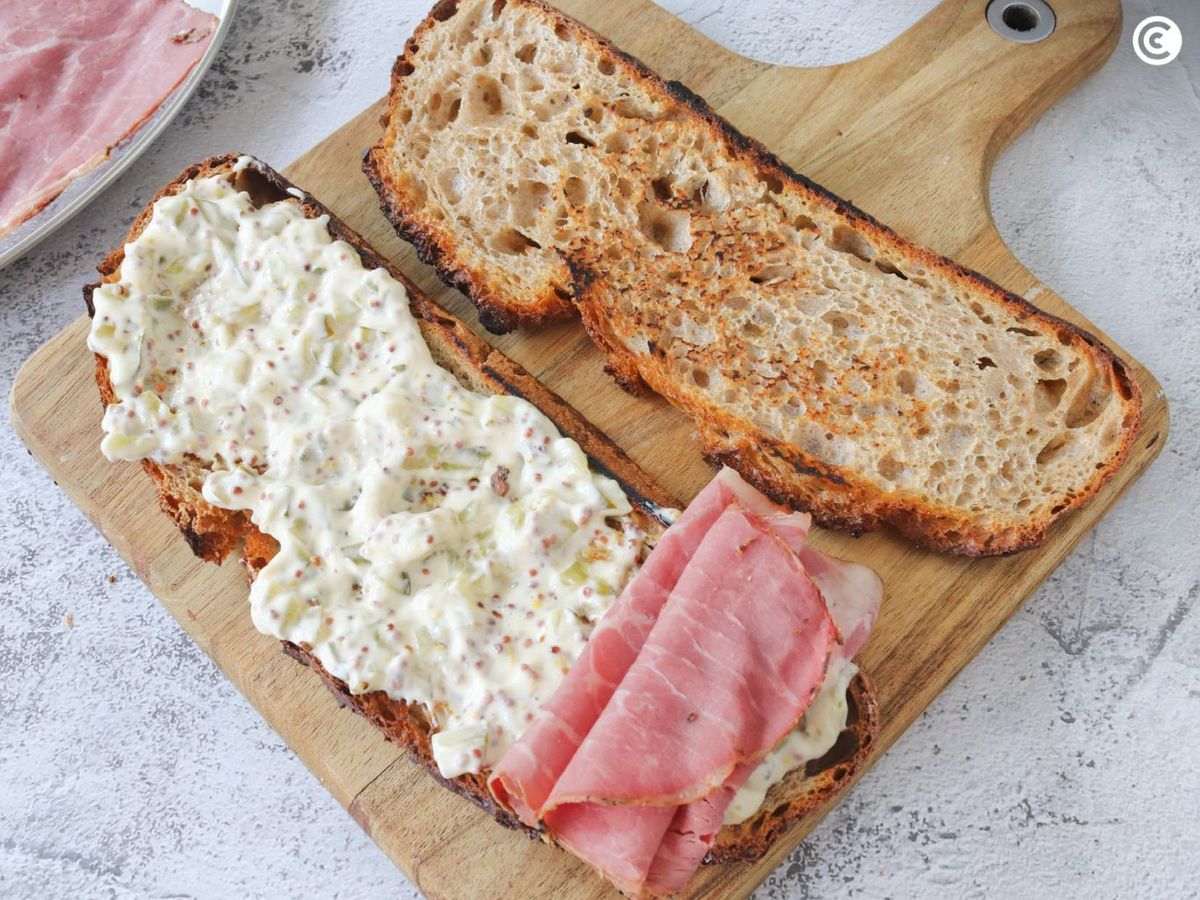 Montar el sándwich de pastrami