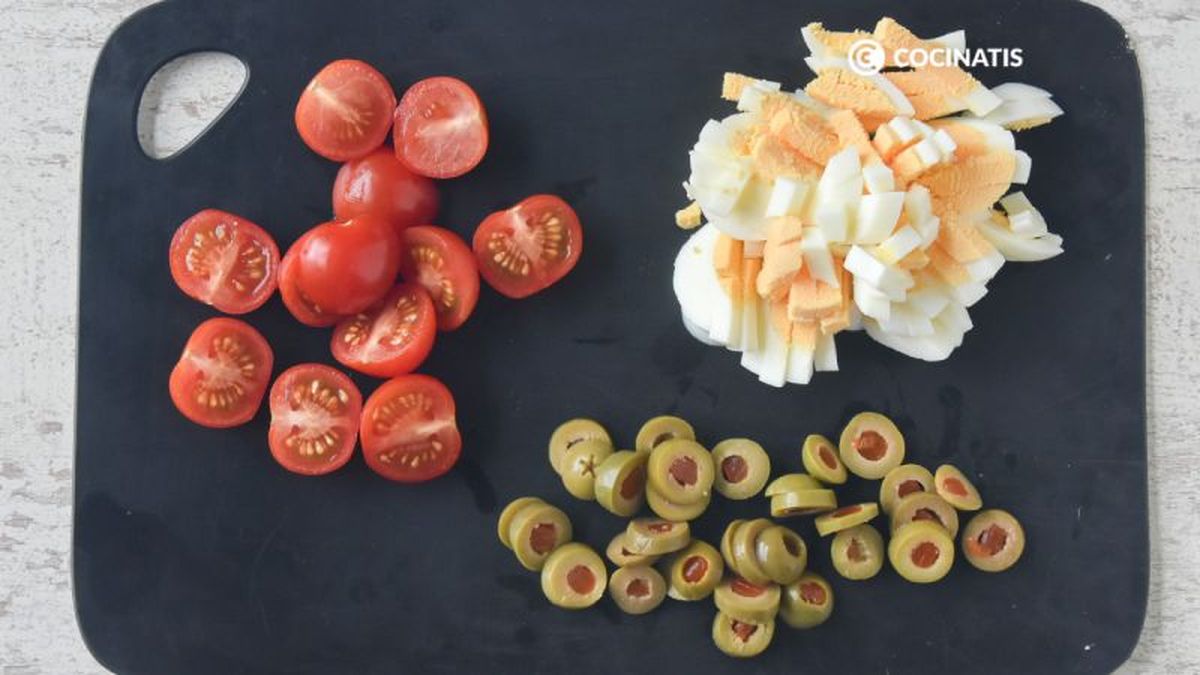 Cortamos los huevos cocidos, el tomate Cherry y las aceitunas