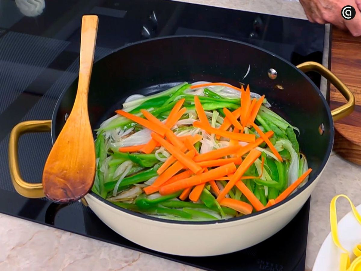 Preparar las verduras para los tallarines con pulpo