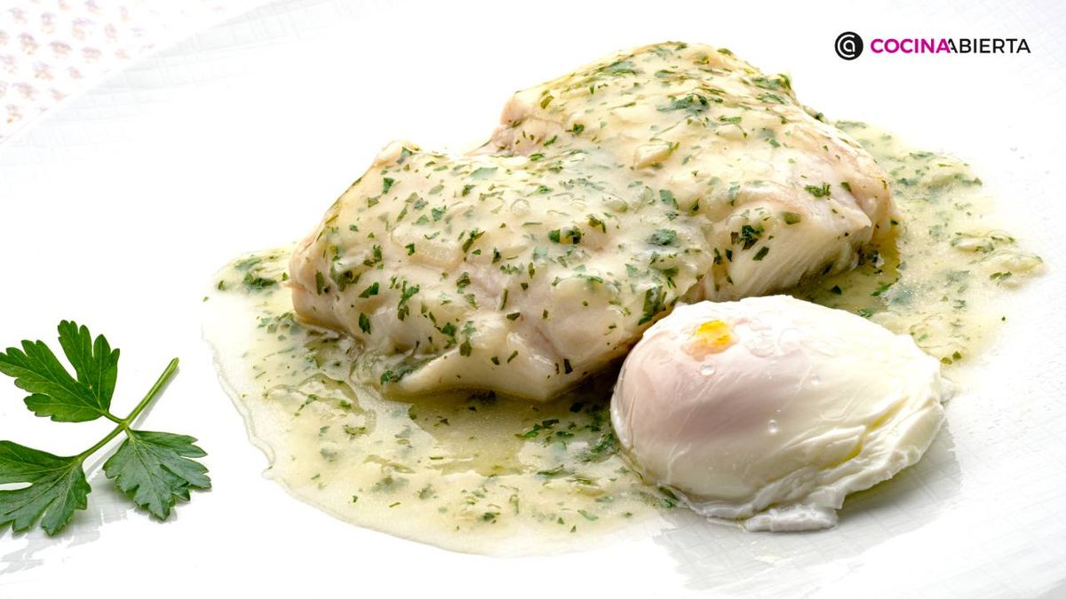 Karlos Arguiñano prepara la merluza en salsa verde con huevo escalfado, una opción completa