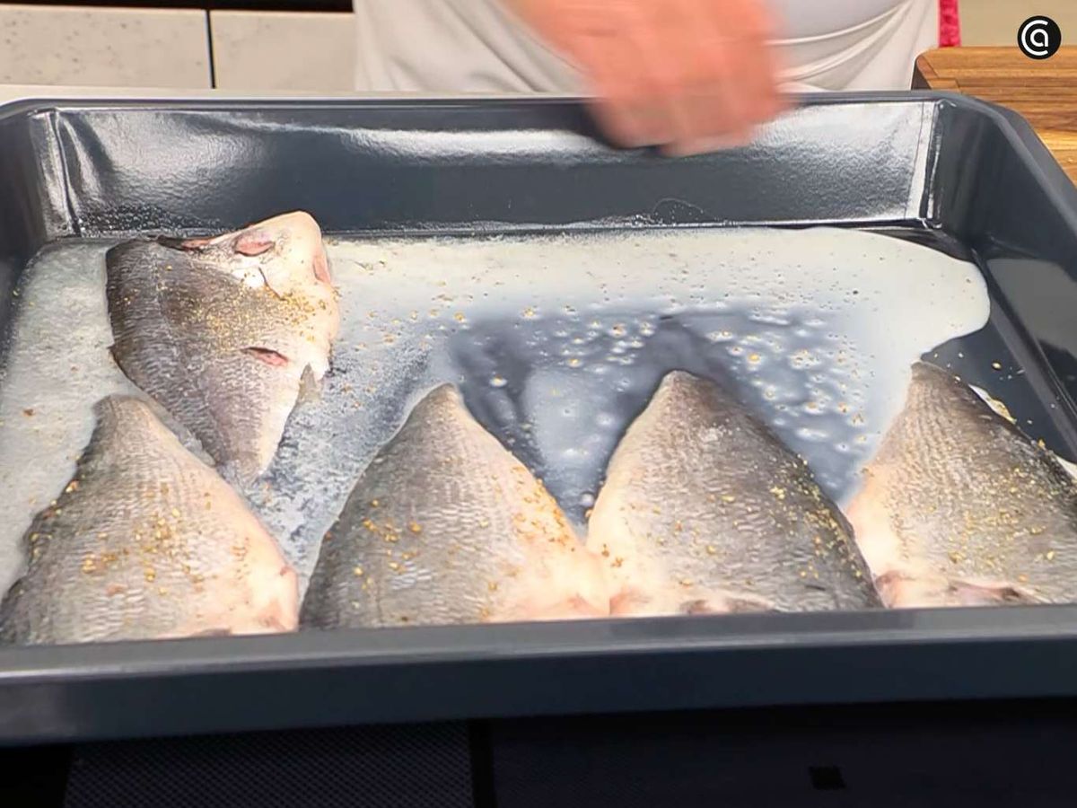 Hornea los filetes de dorada con vino y leche