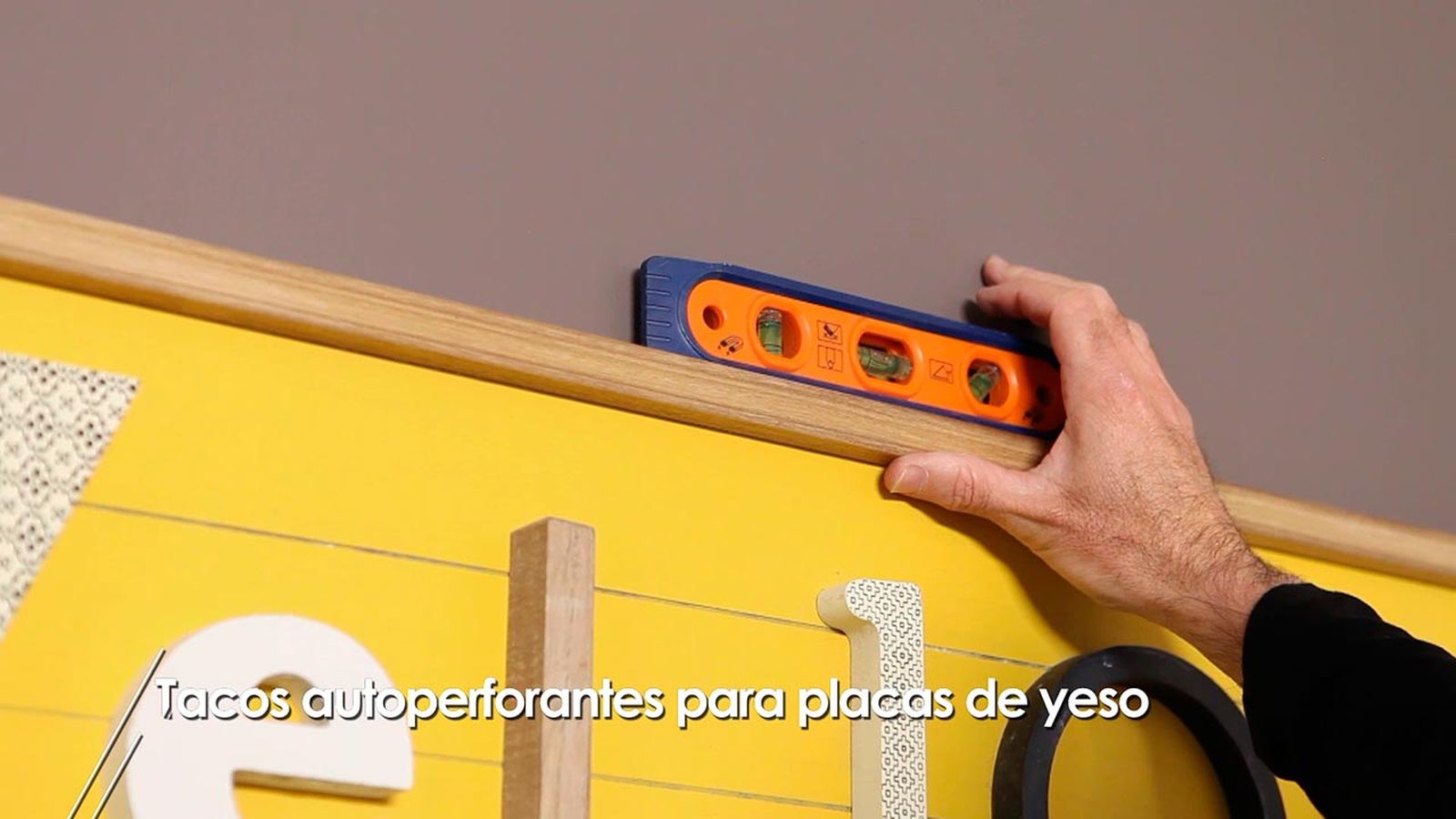 Como colgar un cuadro en una pared de yeso laminado con tacos autoperforantes paso 5 Como colgar un cuadro en una pared de yeso laminado con tacos autoperforantes paso 5