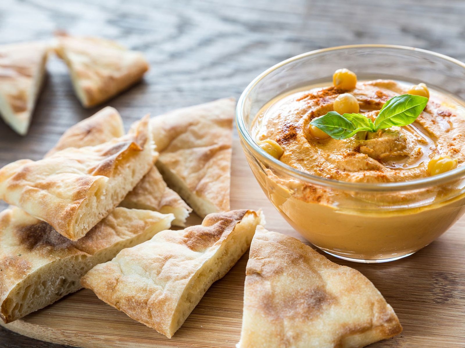 Hummus tradicional servido con aceite de oliva y pimentón. Hummus tradicional servido con aceite de oliva y pimentón.