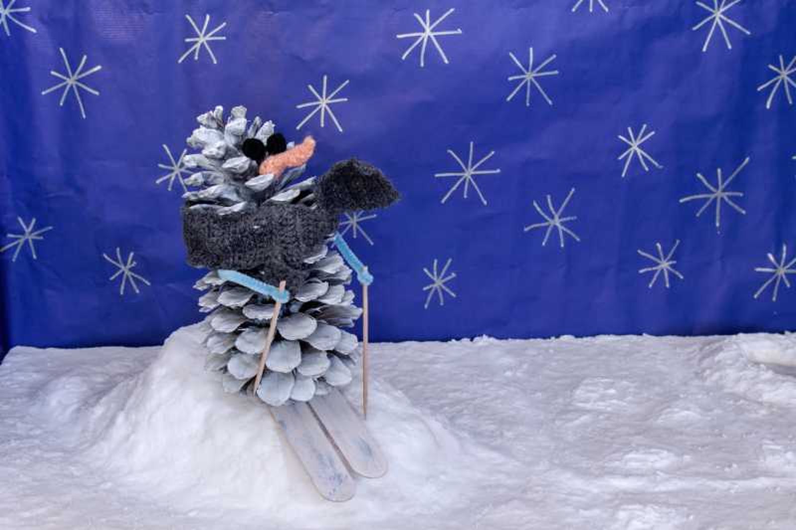 Muñeco de nieve hecho con una piña seca. Muñeco de nieve hecho con una piña seca.