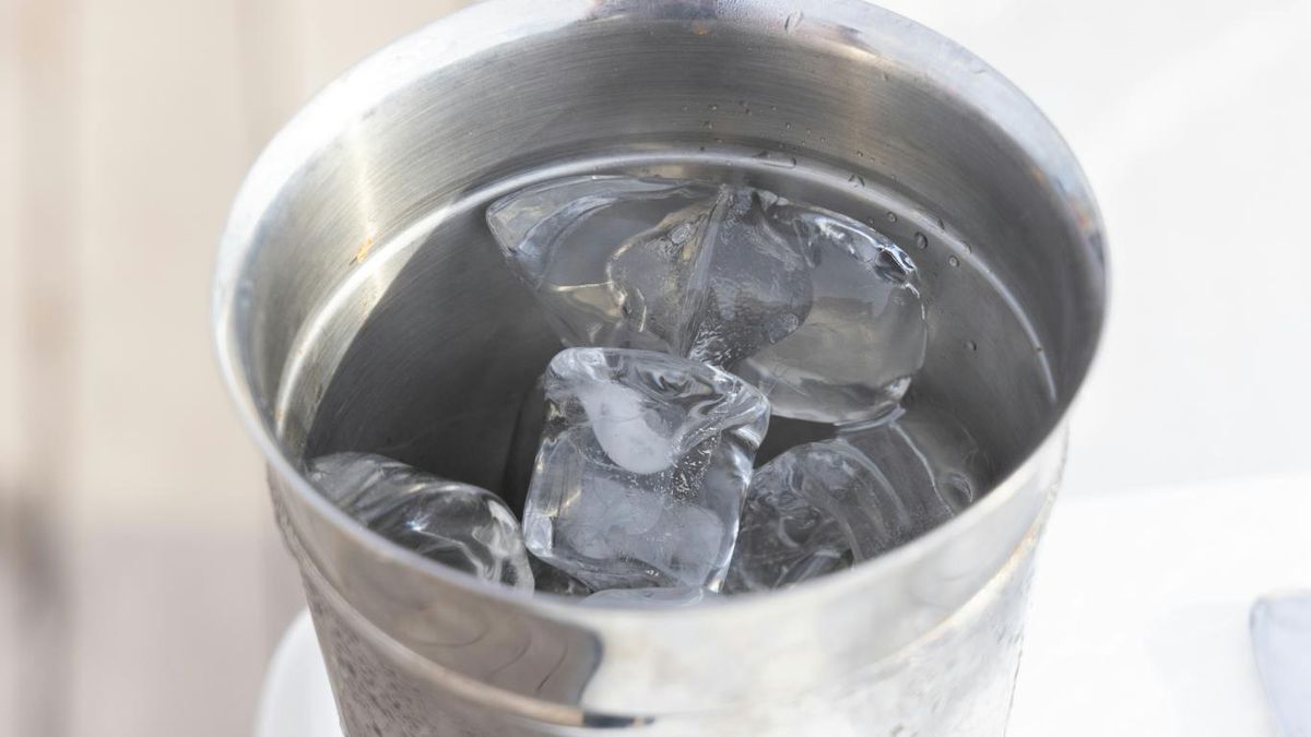 Cubo de metal con hielo.