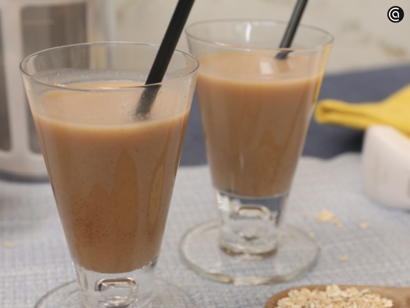 Leche de avena casera preparada con canela, limón y sirope de agave