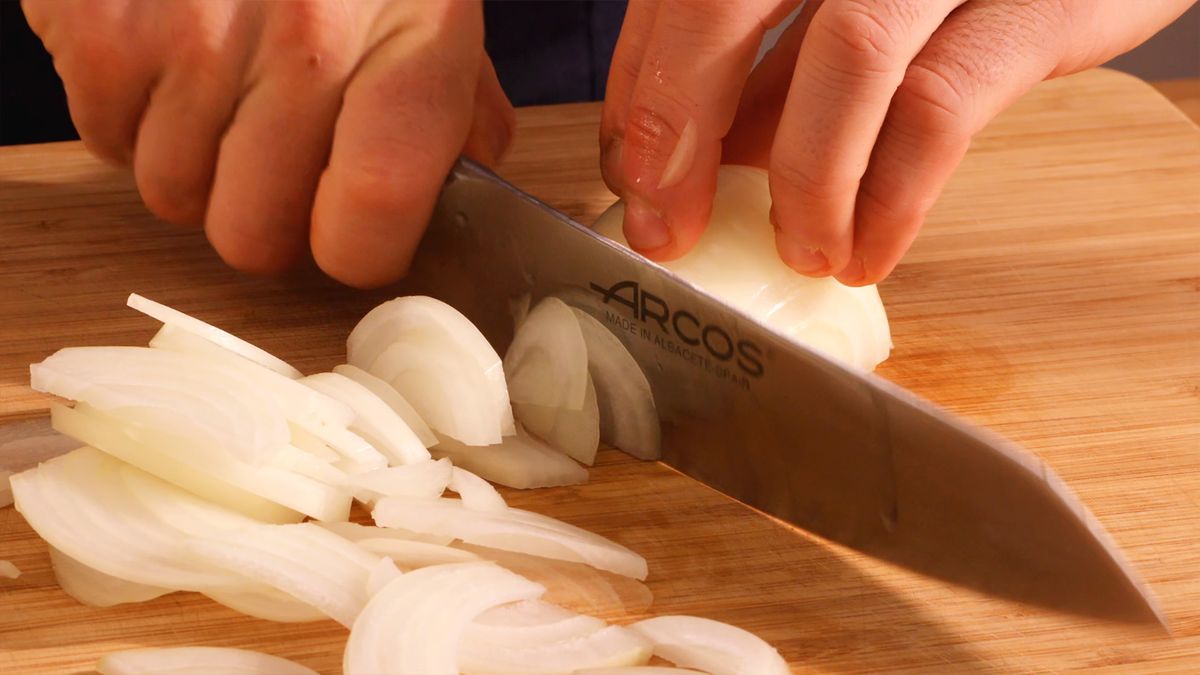 Cortar la cebolla en juliana permite que se caramelice uniformemente, aportando dulzura a los platos