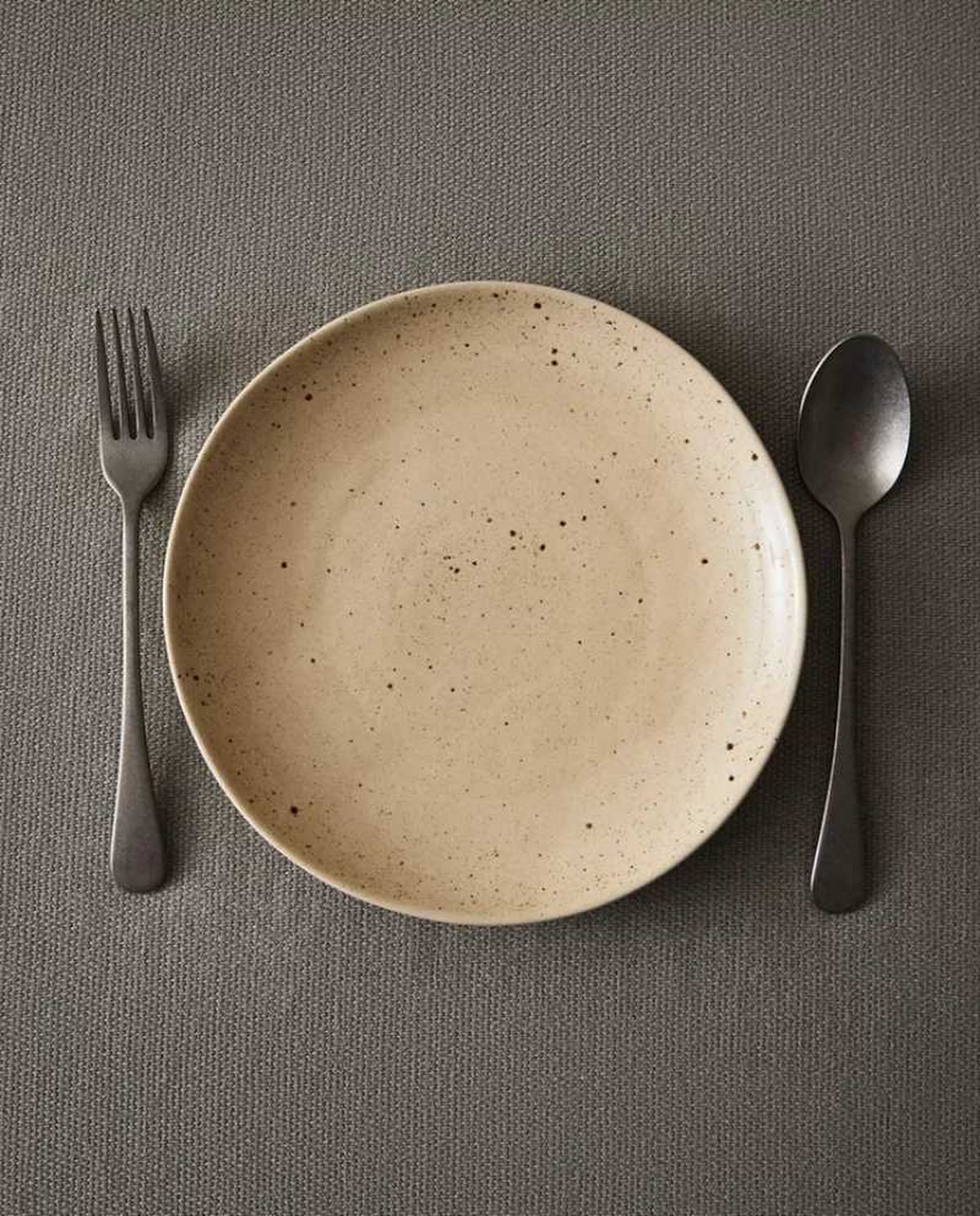 Plato beige natural.