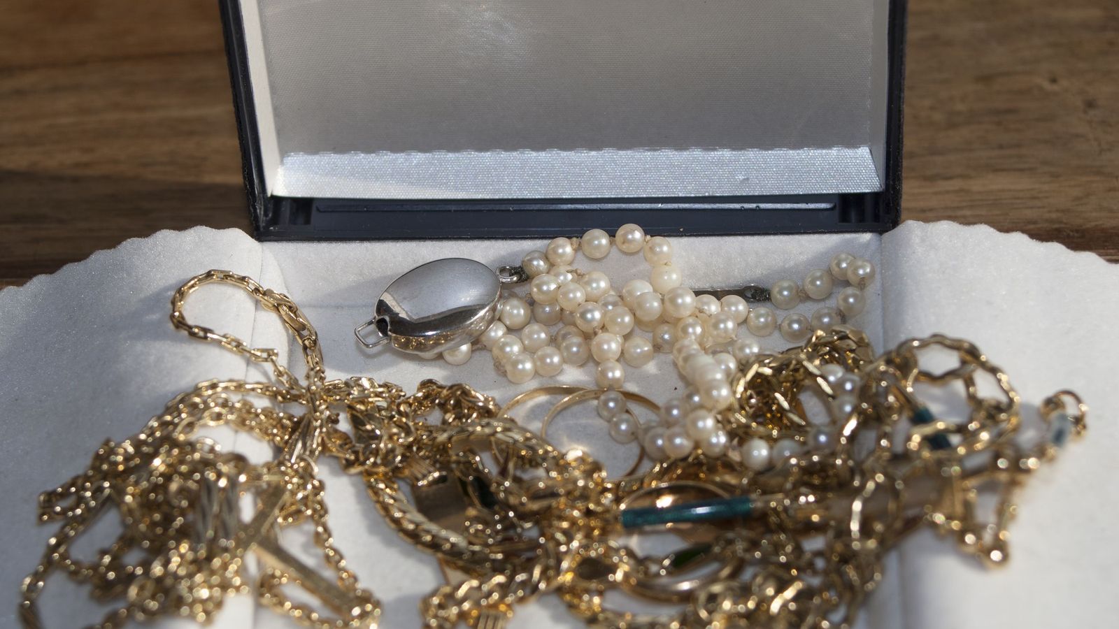 El champú para bebés es muy útil para lavar joyas