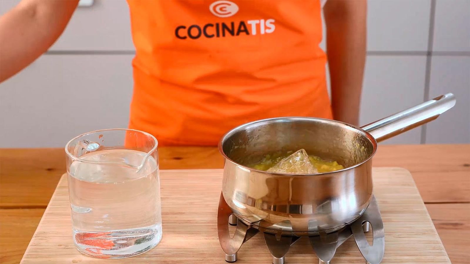 Hidrata la gelatina e incorpórala al cazo Receta de mermelada de melocotón y manzana (sin azúcar) paso 3