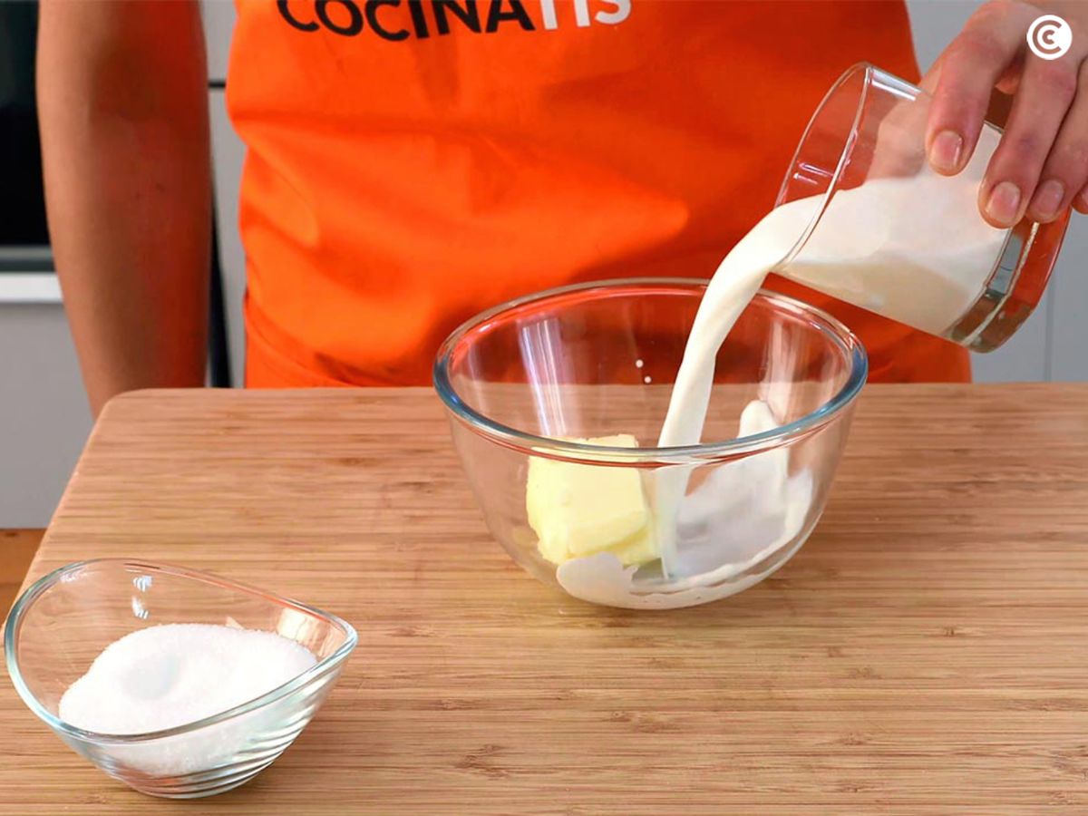 Mezcla la mantequilla con la leche en un bol
