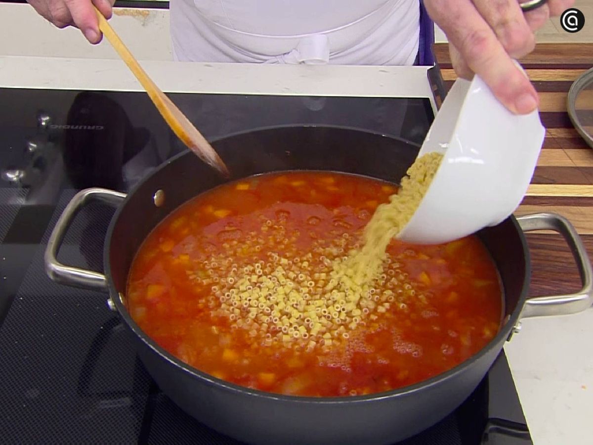 Añade y cocina la pasta