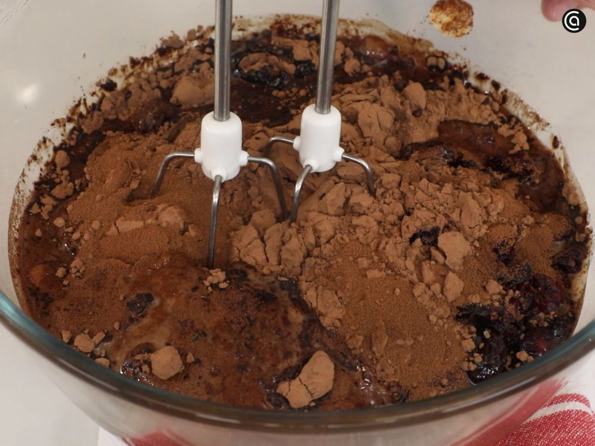 Receta magdalenas veganas de chocolate y café: bate hasta obtener una masa homogénea