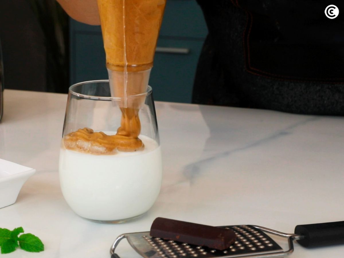 Ayúdate de una manga pastelera para servir la crema de café