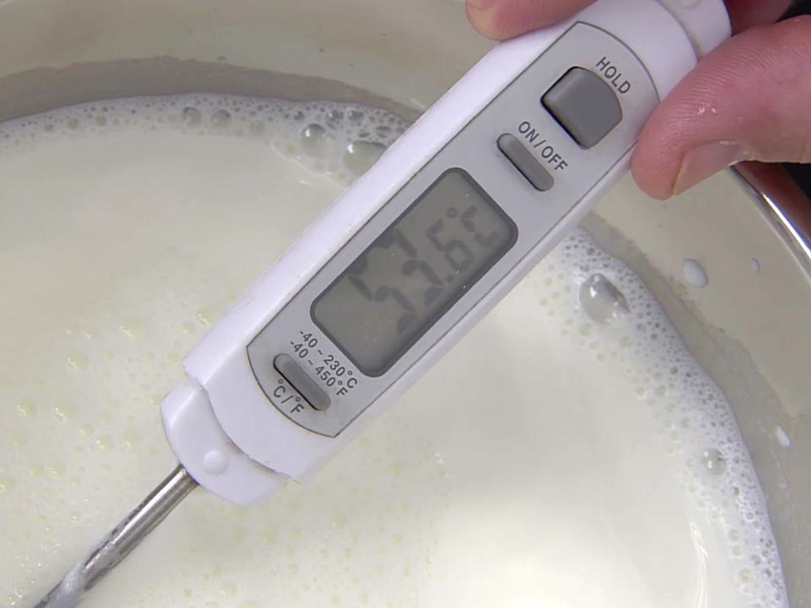 Controla la temperatura de la leche con un termómetro karl6620 como hacer cuajada casera arguinano paso1