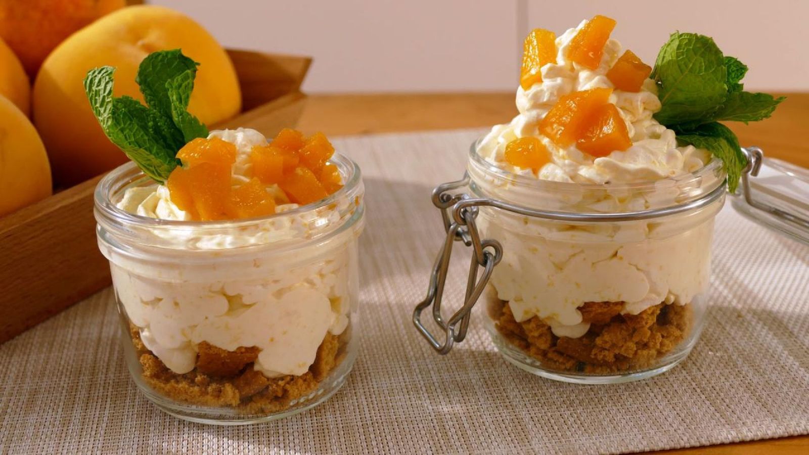 Sirve con unos trozos de melocotón por encima Receta de mousse de melocotón con nata paso 8