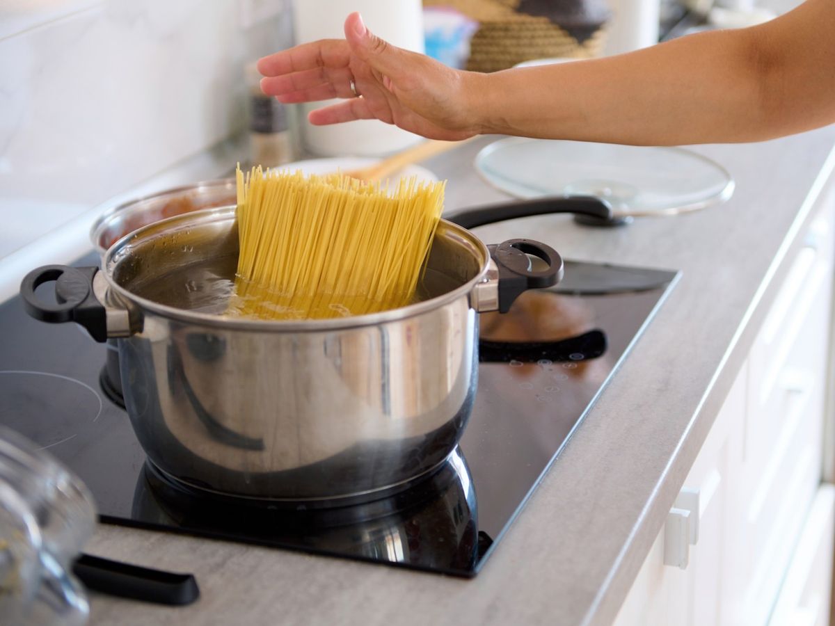 Aunque al principio los espaguetis sobresalgan de la olla, basta con esperar unos segundos