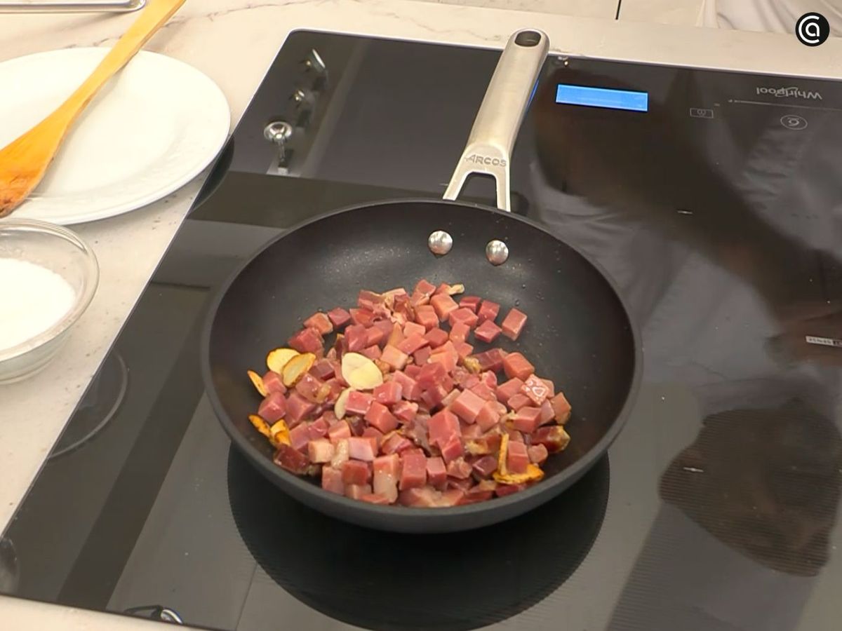 Saltea con láminas de ajo