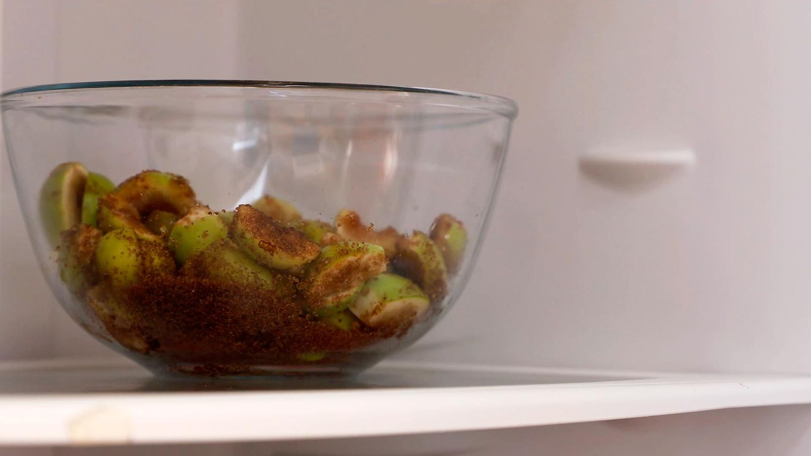 Déjalos macerando un día entero en el frigorífico Receta de mermelada de higos verdes paso 2