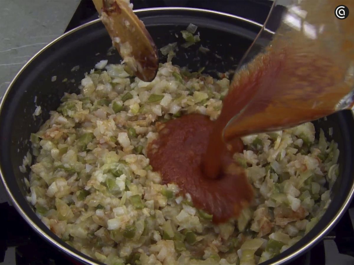 Añade la salsa de tomate