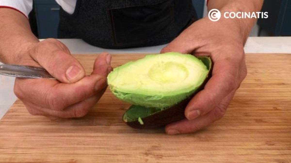 receta aguacate relleno de ensalada de surimi paso 1