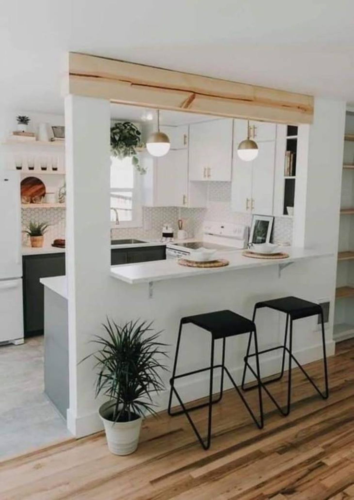 Cocina semiabierta al salón en color blanco con barra.