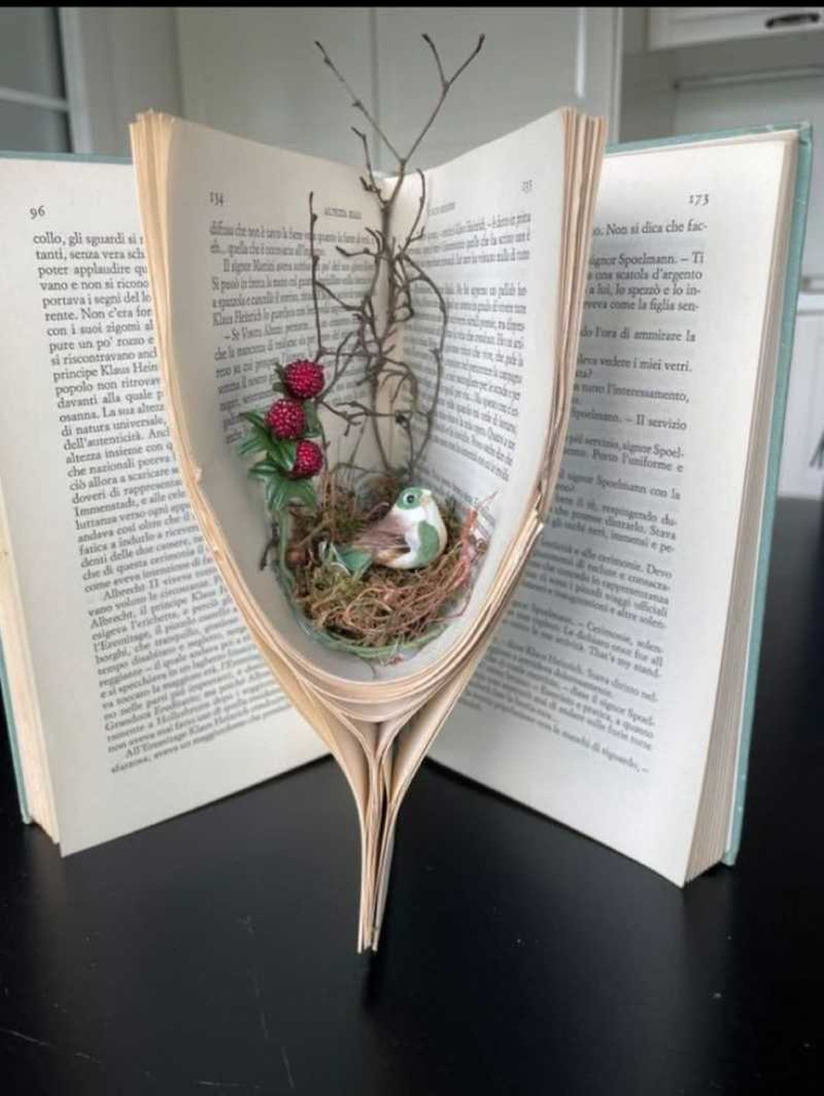Adorno con nido de pájaro reutilizando un libro.