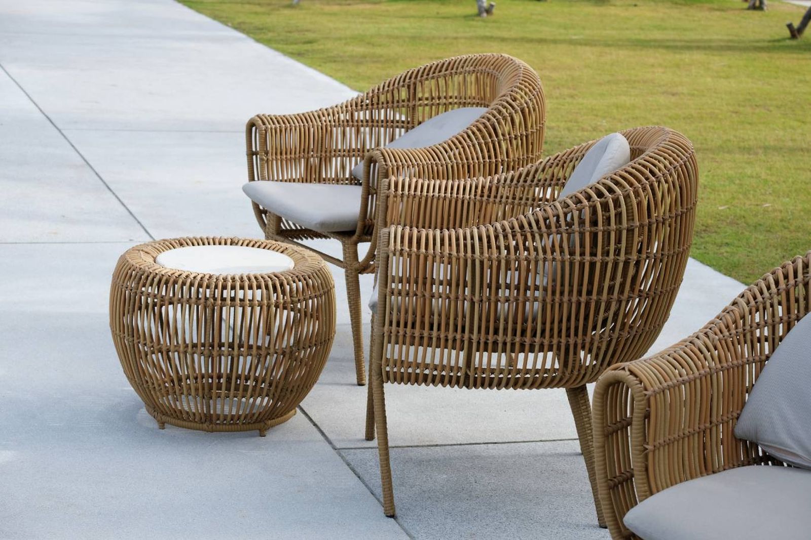 Muebles de fibres naturales para decorar un exterior atemporal. Muebles de fibres naturales para decorar un exterior atemporal.