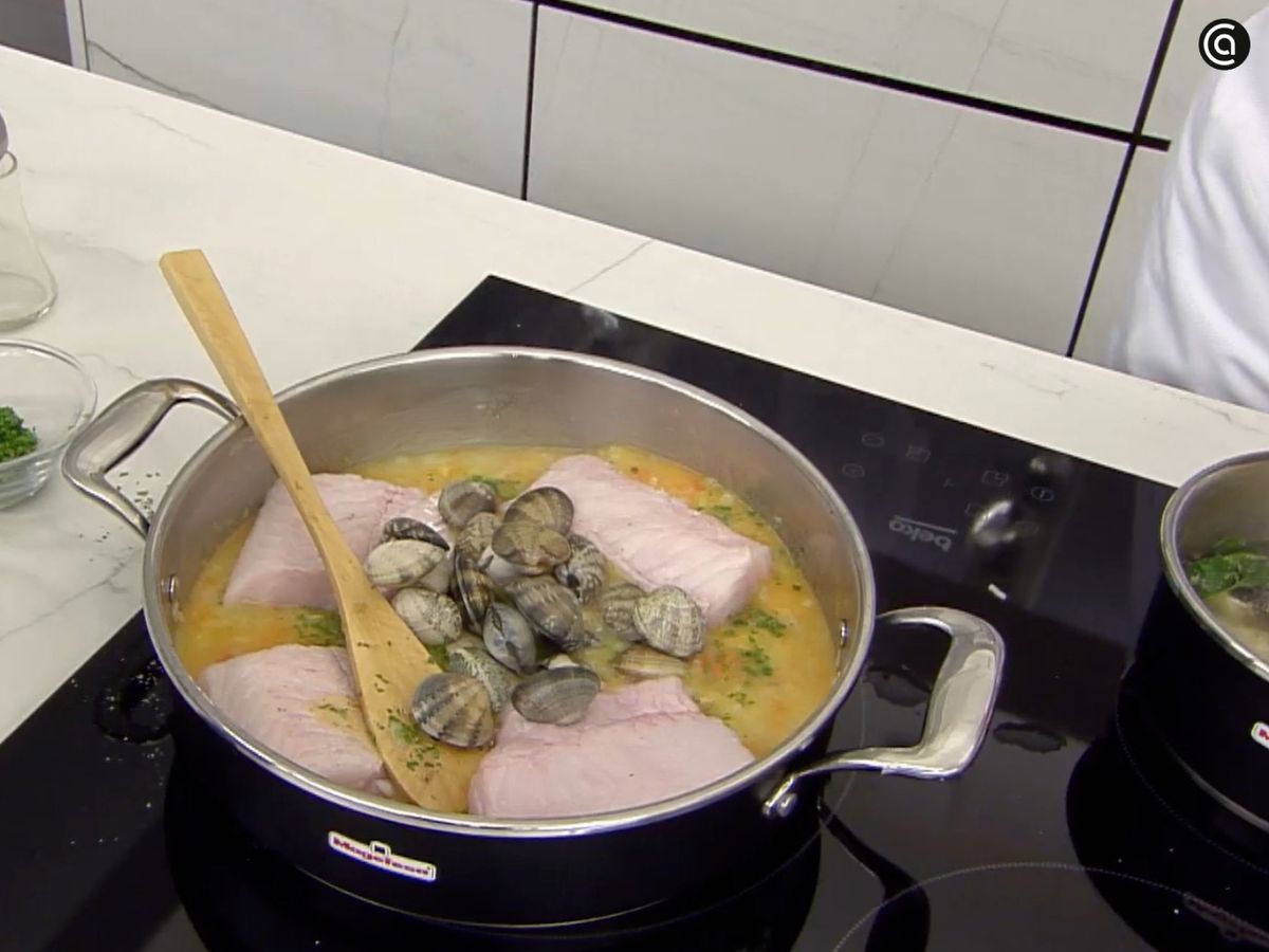 El pescado y el marisco se cocinan directamente en la salsa para potenciar su sabor