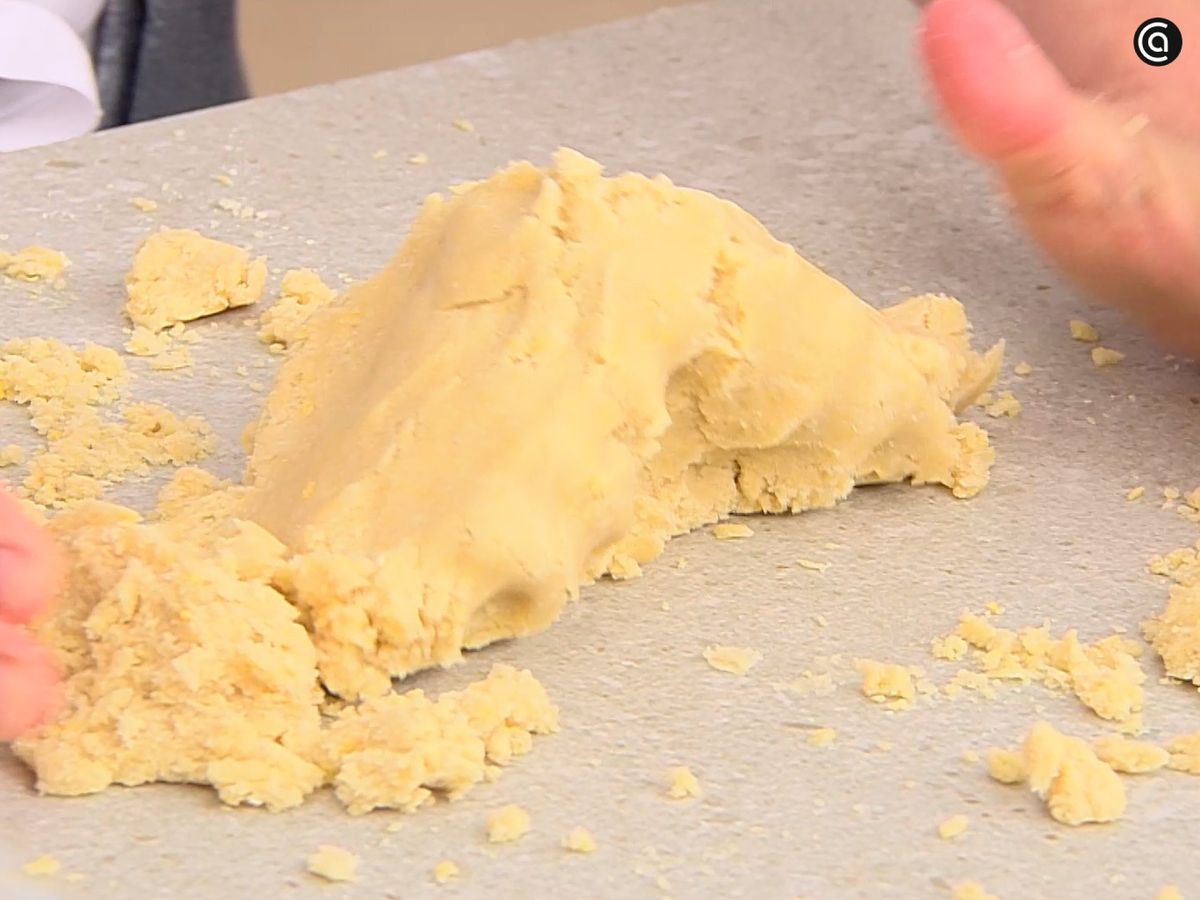 Mezcla los ingredientes, amasa y deja reposar la masa quebrada