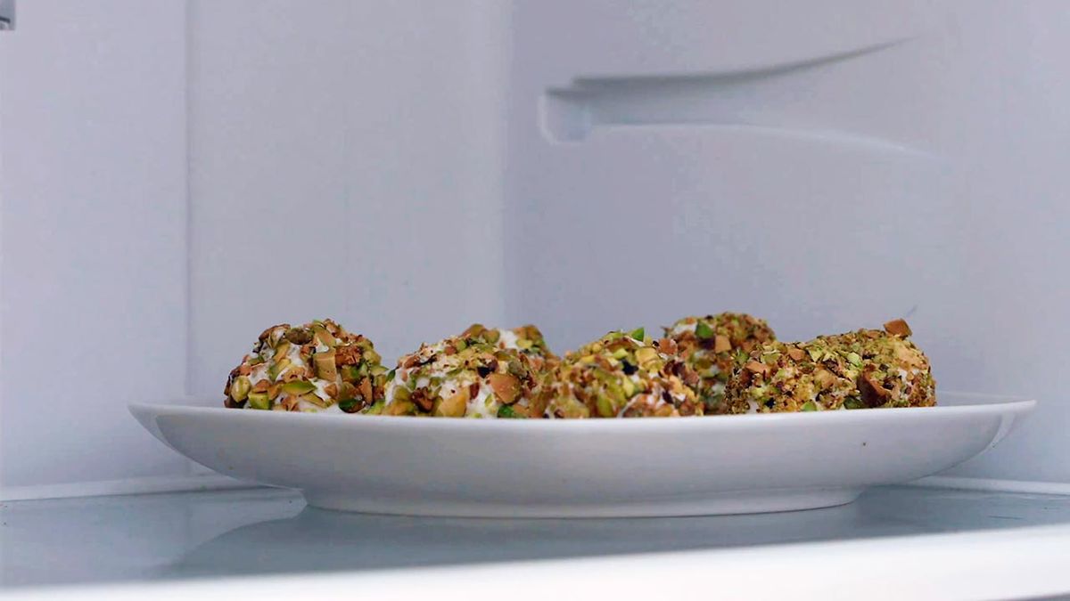 Bombones salados de queso y pistachos  paso 5