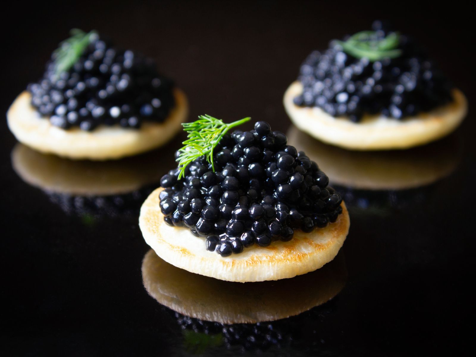El caviar agradece bases neutras como blinis o patata, que respetan su sabor sin necesidad de grandes artificios.