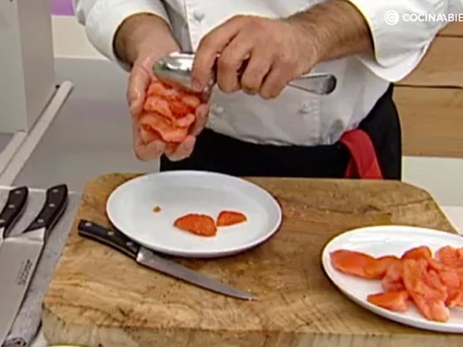 Saca las semillas del tomate como si fueran gajos Saca las semillas del tomate como si fueran gajos