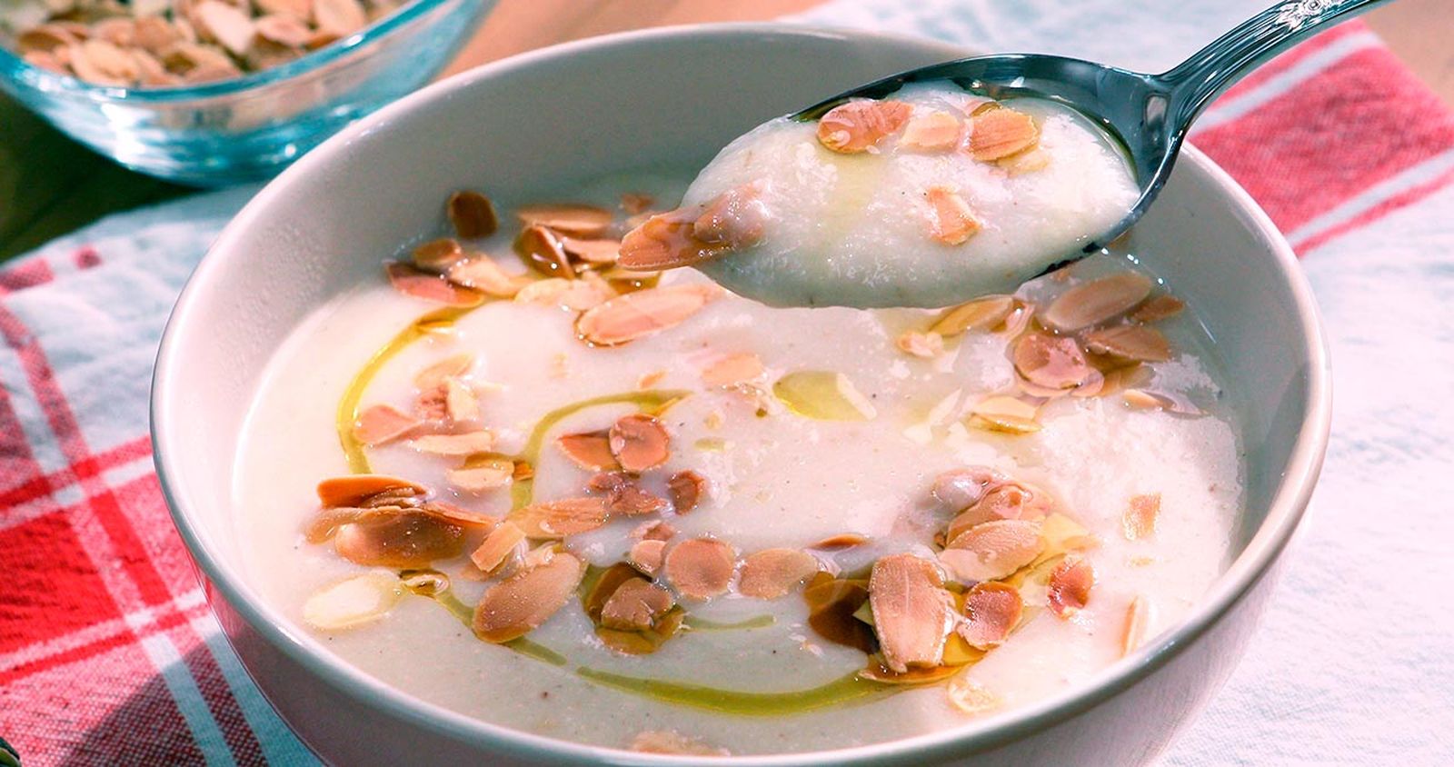Receta de crema de coliflor y almendras Receta de crema de coliflor y almendras