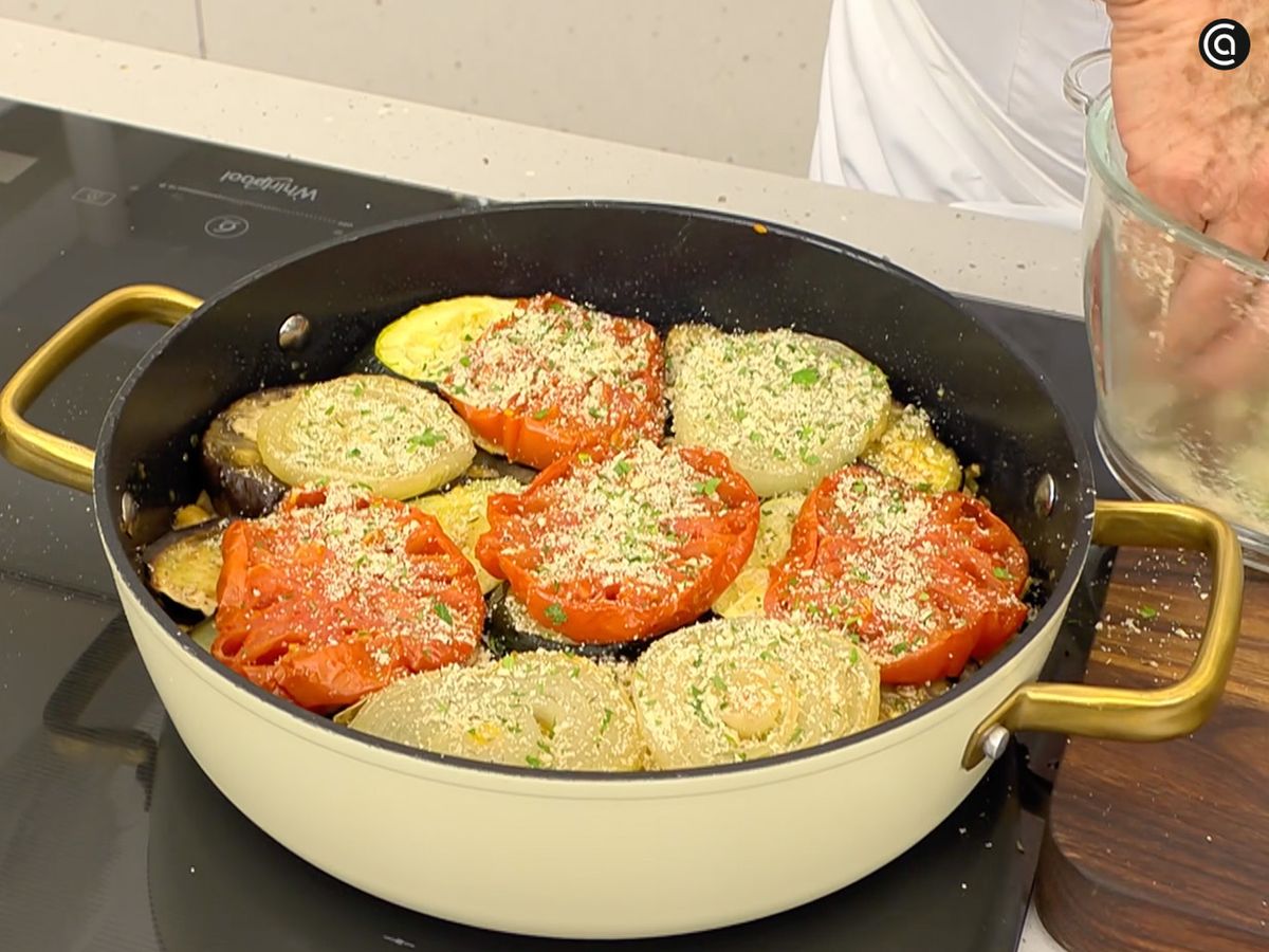 Cubre las hortalizas asadas con el majado y gratina en el horno