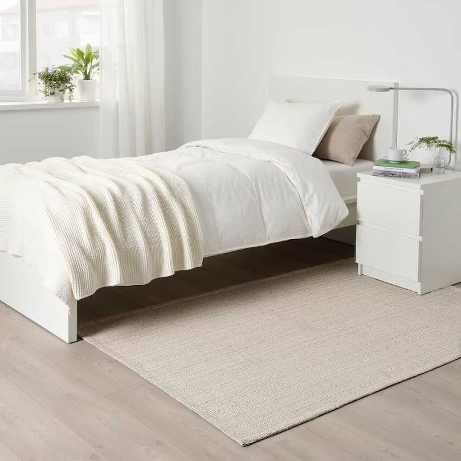 Dormitorio con alfombra natural TIPHEDE. Dormitorio con alfombra natural TIPHEDE.