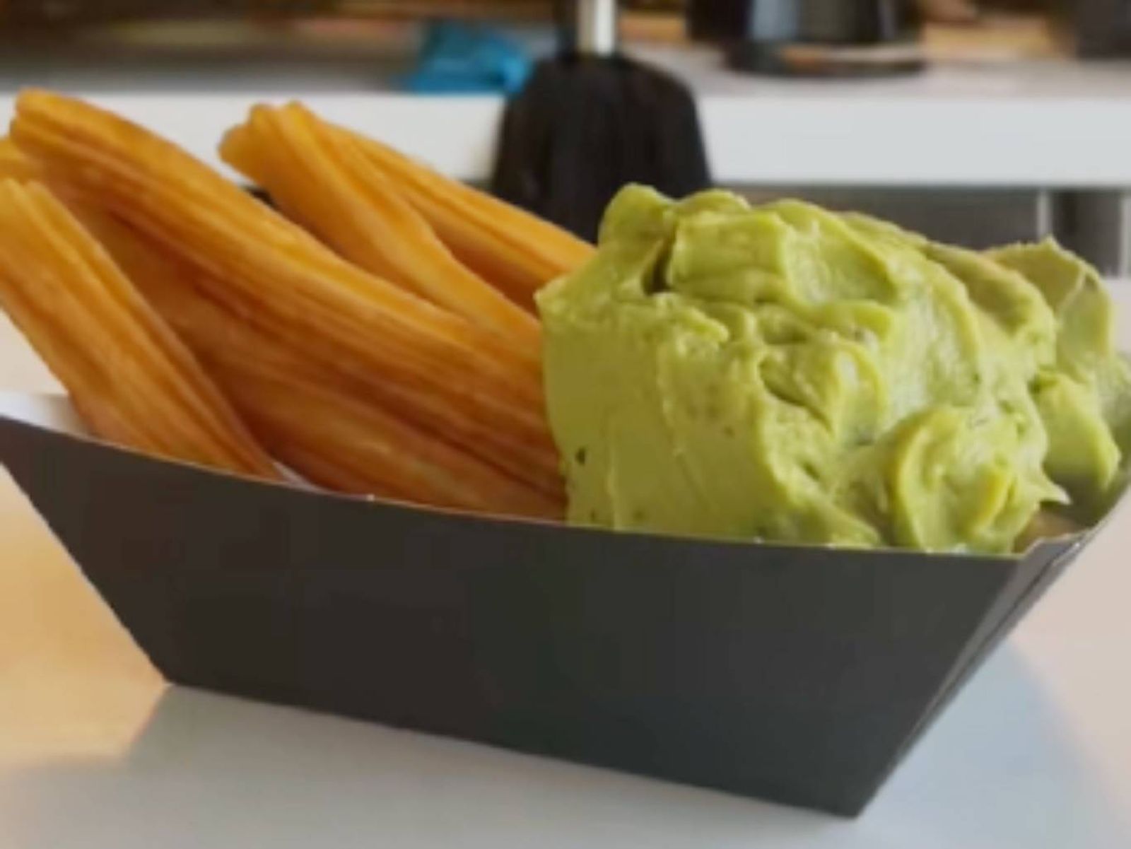 Churros con guacamole: la mezcla viral que nadie esperaba. Churros con guacamole: la mezcla viral que nadie esperaba.