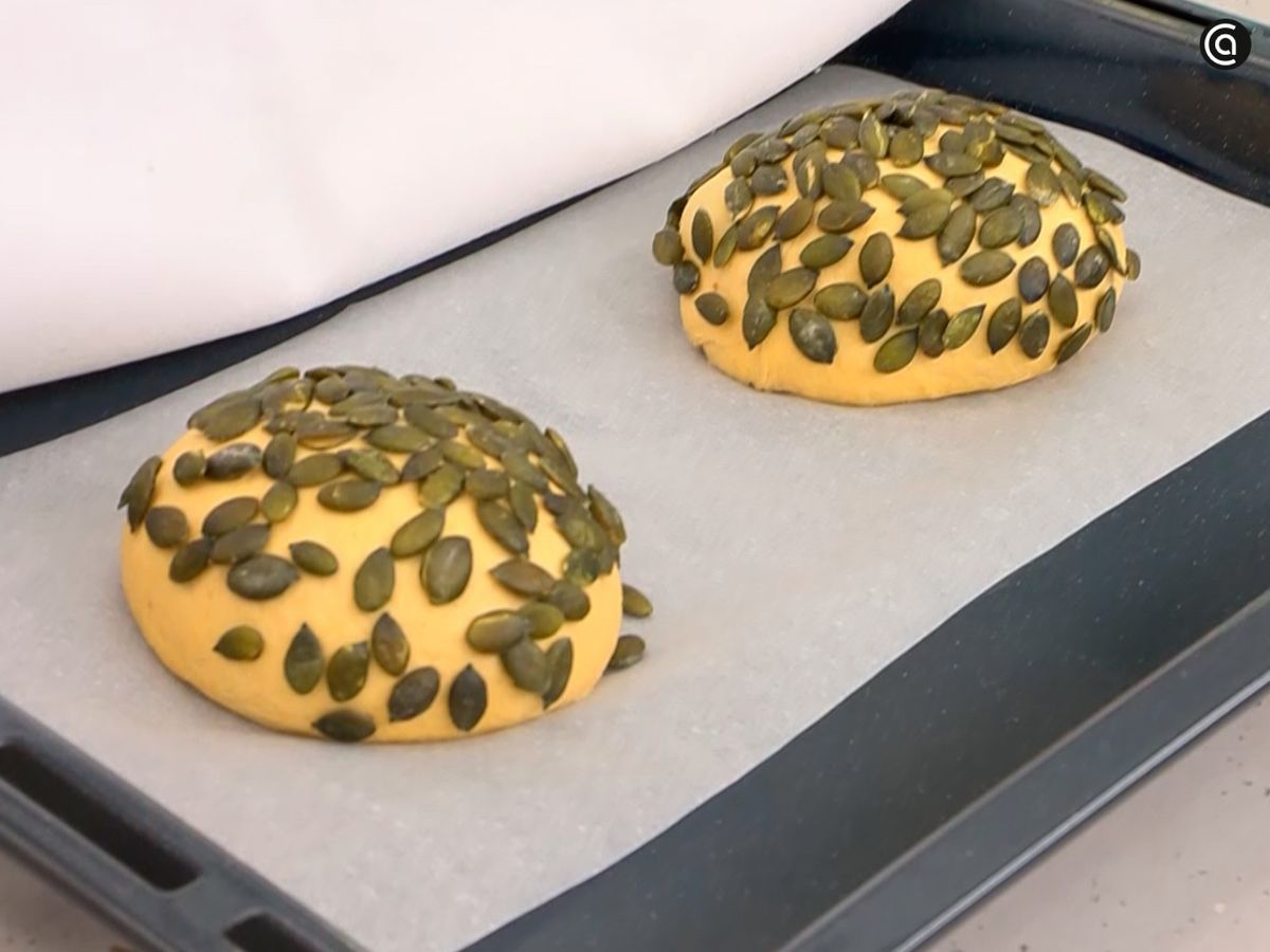 Deja que los dos bollos fermenten durante 90 minutos