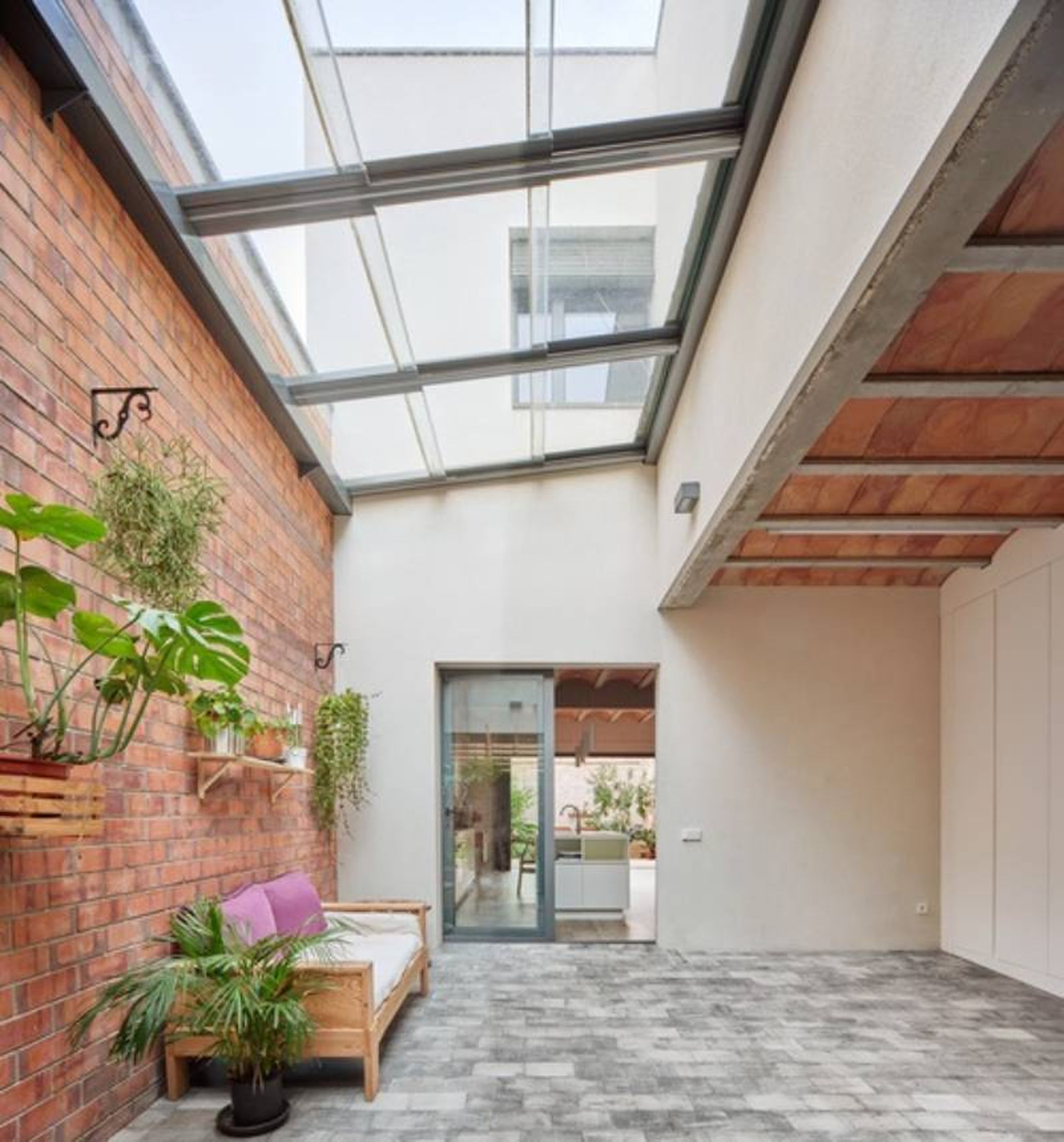Patio con lucernario de una casa entre medianeras.