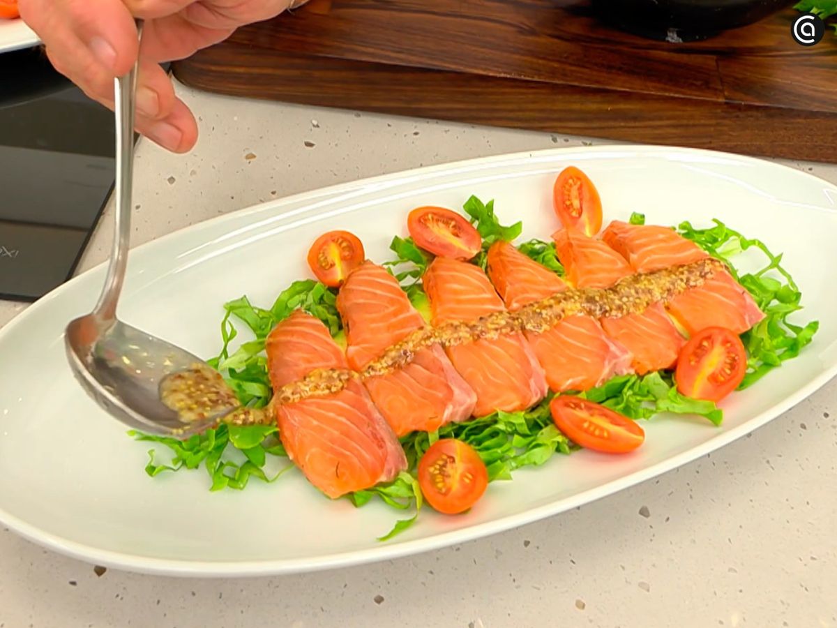 Acompaña la ensalada de salmón marinado con el aliño