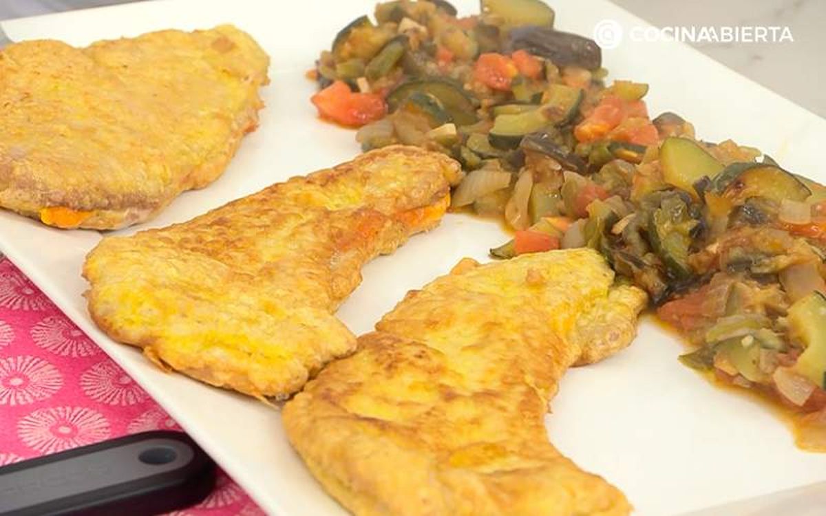 Sirve los filetes rellenos de queso cheddar con pisto