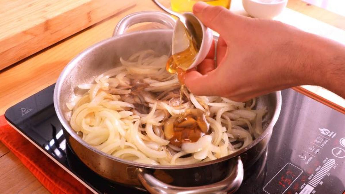 Cocinar la cebolla con vinagre de Módena y miel crea un acompañamiento dulce y ácido que realza cualquier plato
