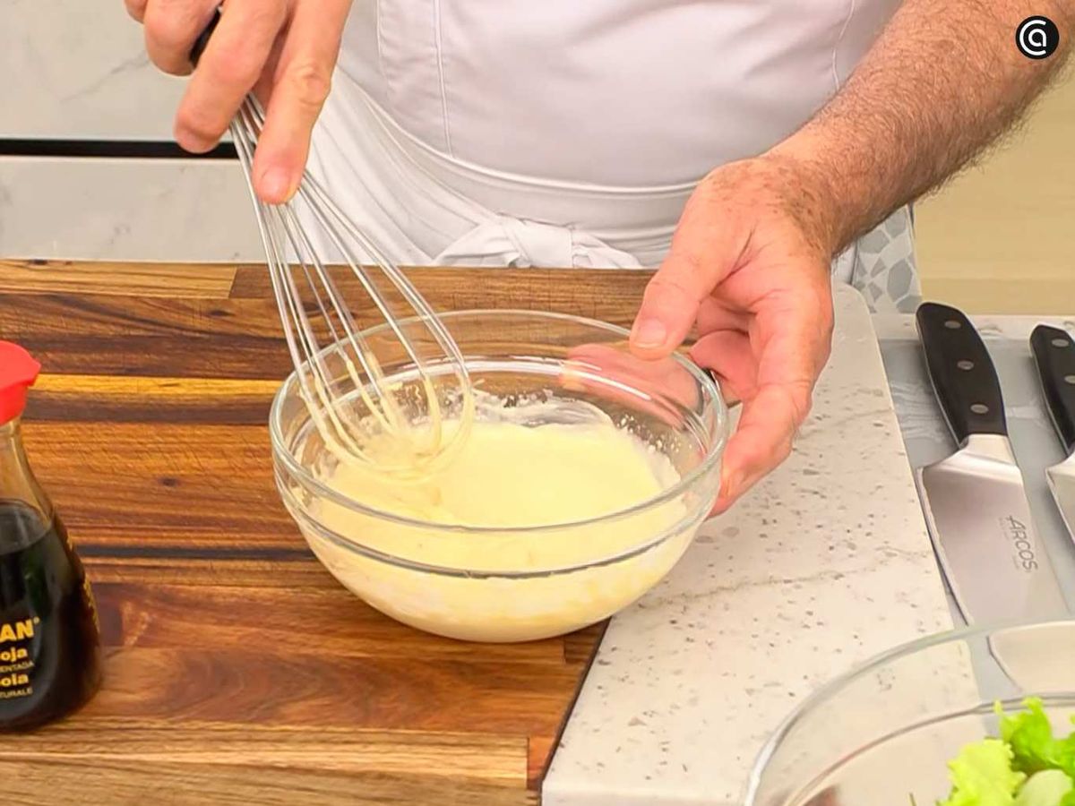 Prepara el aliño con mahonesa y salsa de soja