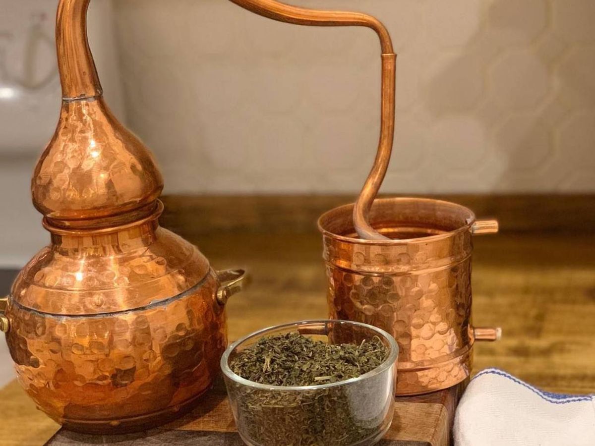 La destilación en alambique es una técnica tradicional que se reinventa en la cocina actual.