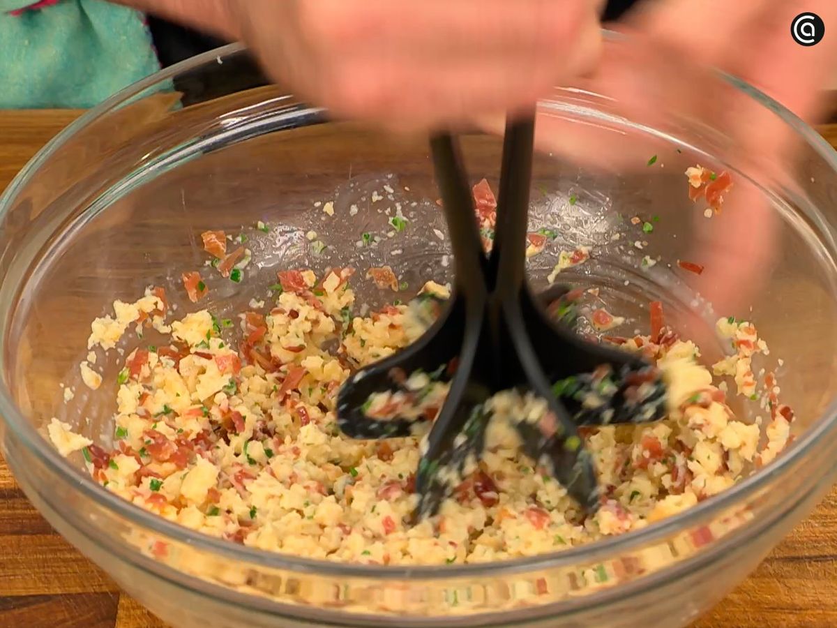 Añade jamón y jengibre rallado a la masa de los huevos tontos