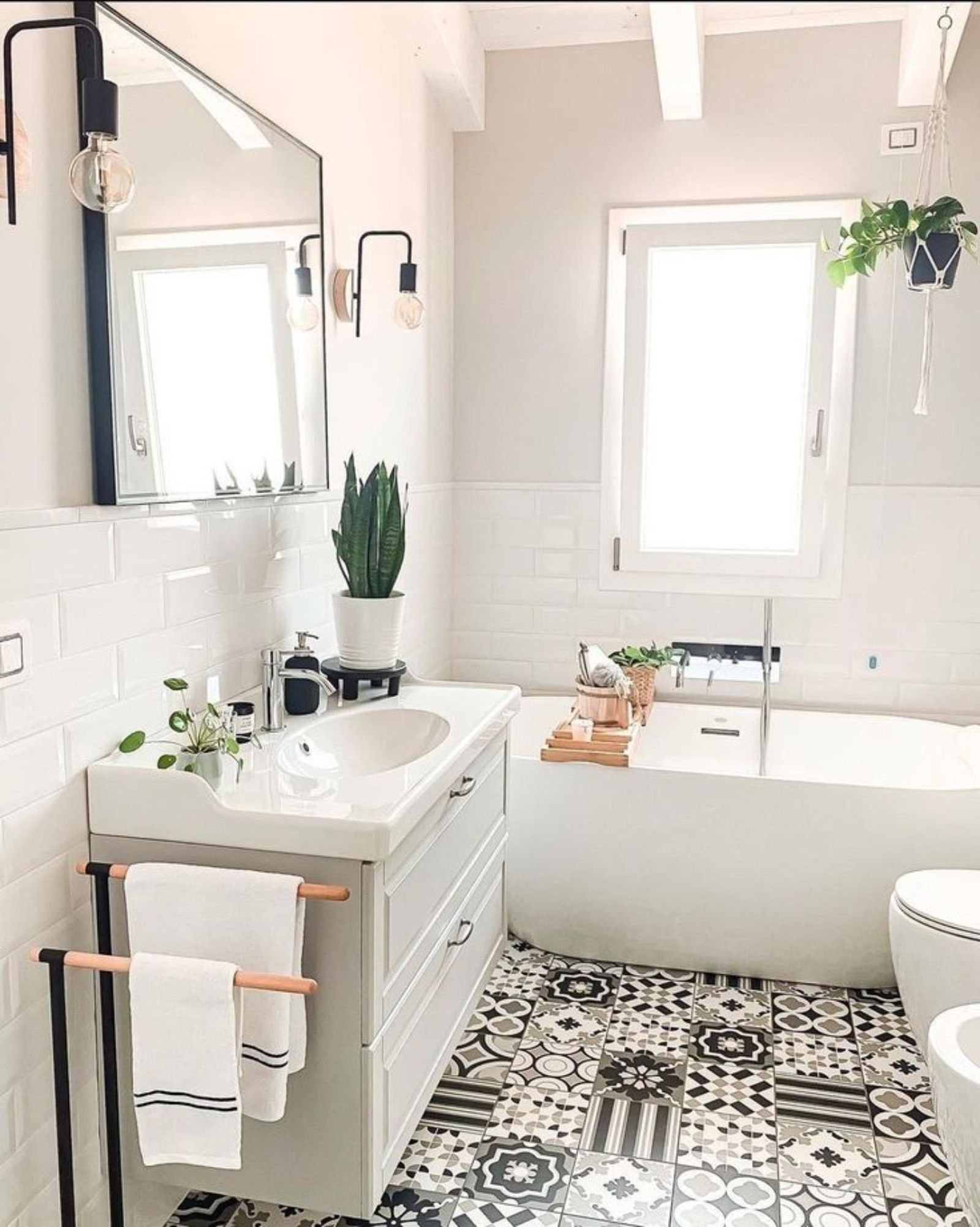 Baño decorado en blanco y negro. / Pinterest: Palesa Kikine Baño decorado en blanco y negro. / Pinterest: Palesa Kikine