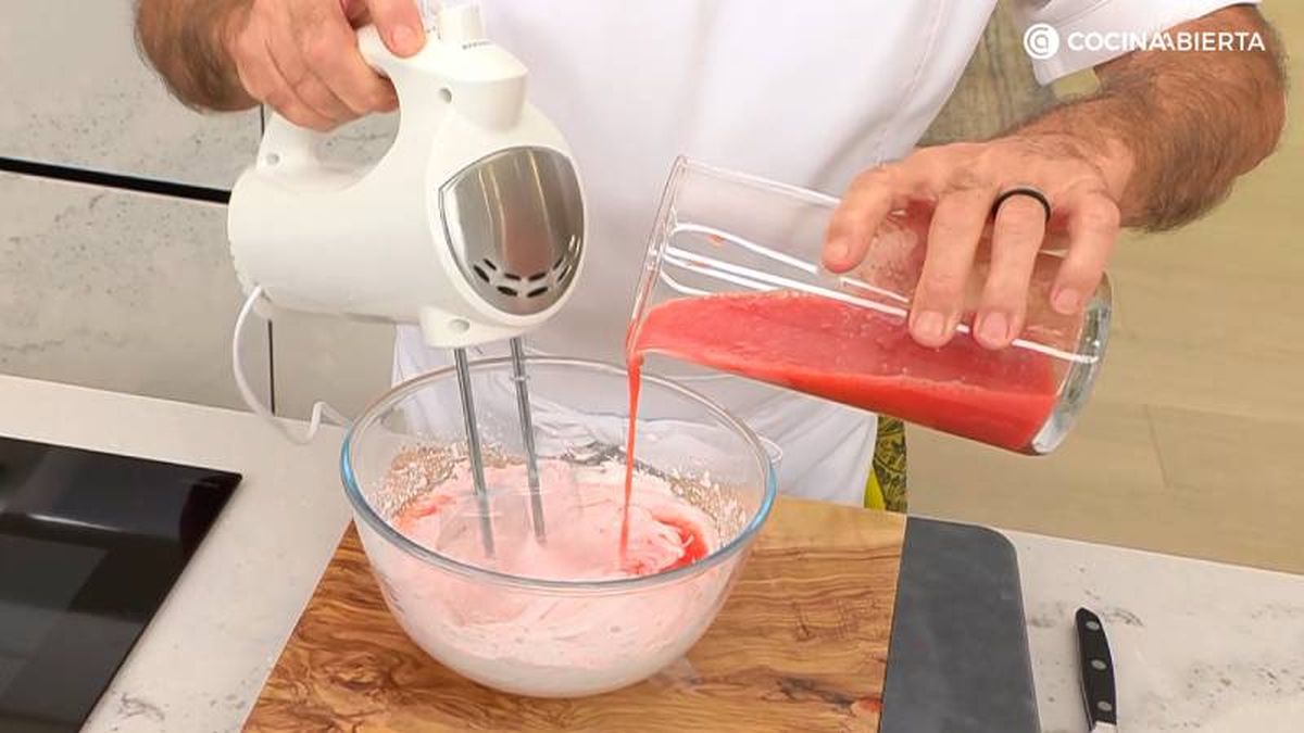 Añade el puré de fresas al merengue sin para de montar con las varillas